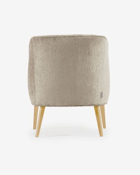 Butaca Bobly de chenilla beige y patas de madera acabado natural