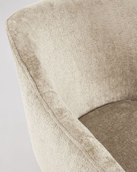 Butaca Bobly de chenilla beige y patas de madera acabado natural