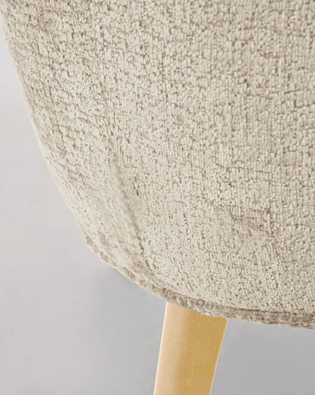 Butaca Bobly de chenilla beige y patas de madera acabado natural