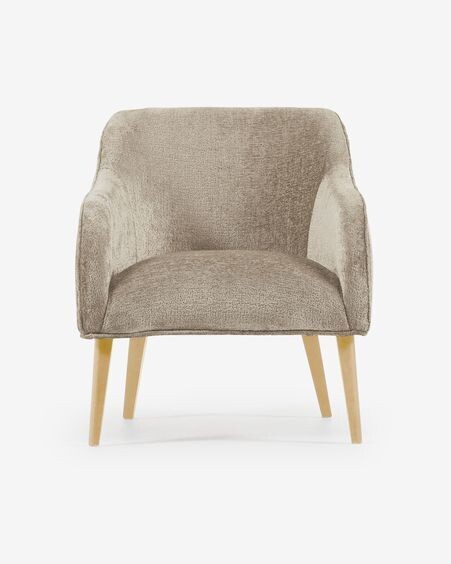 Butaca Bobly de chenilla beige y patas de madera acabado natural