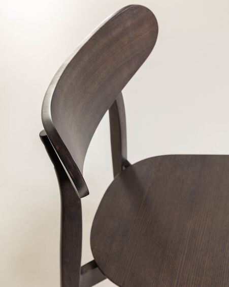 Silla Safina de chapa de fresno y madera maciza de caucho