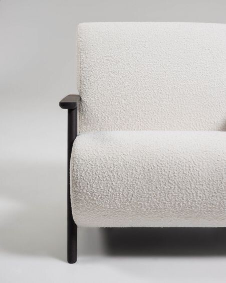 Butaca Meghan borreguito blanco y patas de madera maciza de fresno con acabado wengué