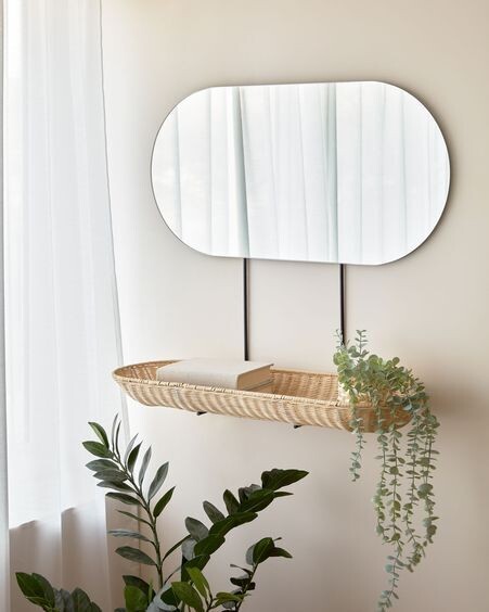 Espejo de pared grande Ebian con estante de ratán con acabado natural 80 x 29 cm
