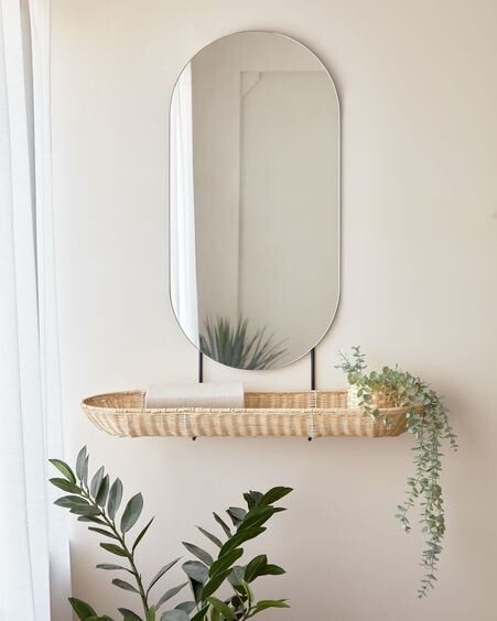 Espejo de pared grande Ebian con estante de ratán con acabado natural 80 x 29 cm