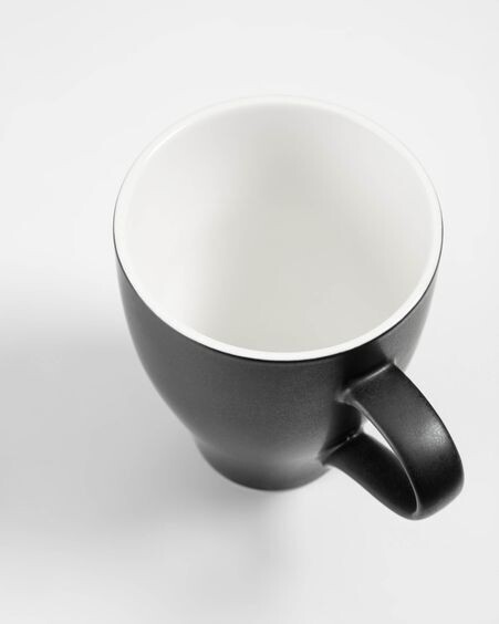 Taza Sadashi de porcelana blanco y negro