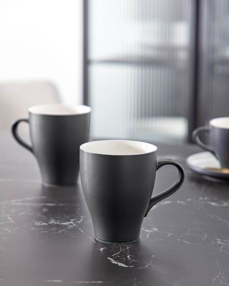 Taza Sadashi de porcelana blanco y negro