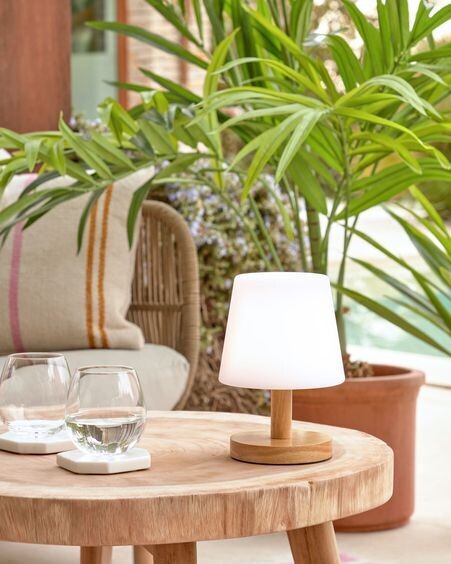 Lámpara de mesa Ambar de polietileno y madera
