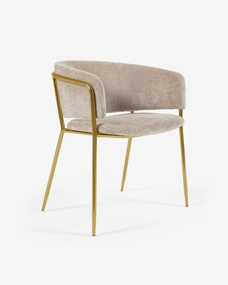 Silla Runnie de chenilla beige con patas de acero con acabado dorado