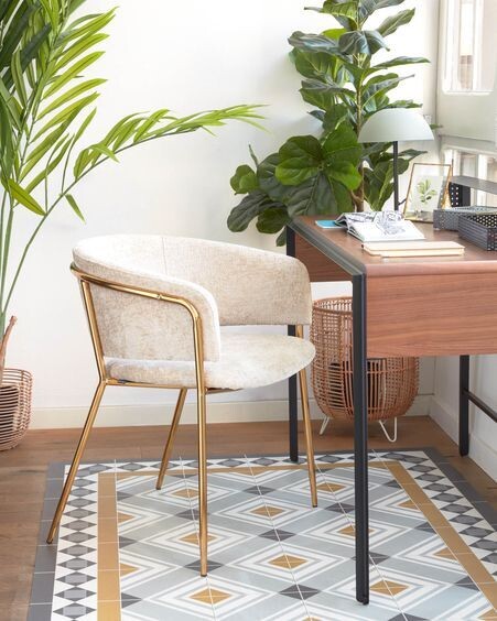 Silla Runnie de chenilla beige con patas de acero con acabado dorado