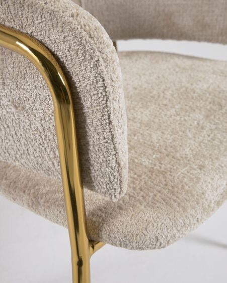 Silla Runnie de chenilla beige con patas de acero con acabado dorado