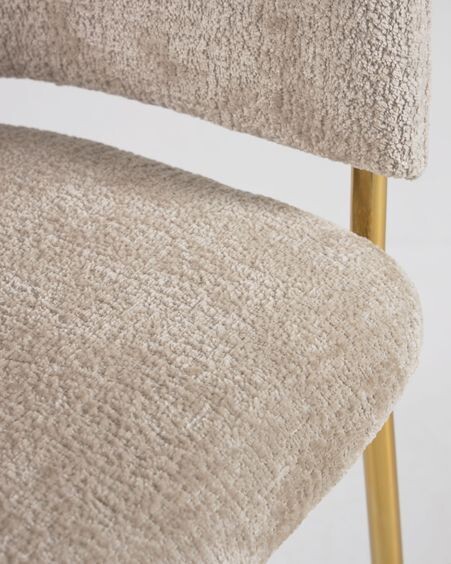 Silla Runnie de chenilla beige con patas de acero con acabado dorado