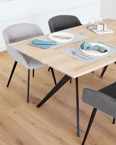 Mesa Amethyst de chapa roble blanqueado y patas acero acabado negro 160 x 90 cm