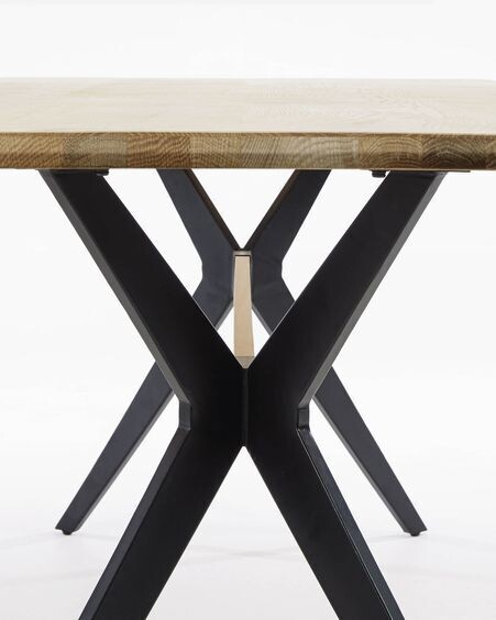 Mesa Amethyst de chapa roble blanqueado y patas acero acabado negro 160 x 90 cm