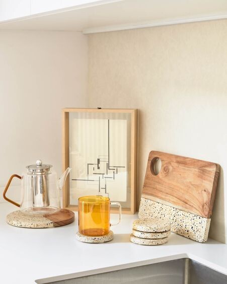 Tabla de servir Verna rectangular de madera y terrazo blanco