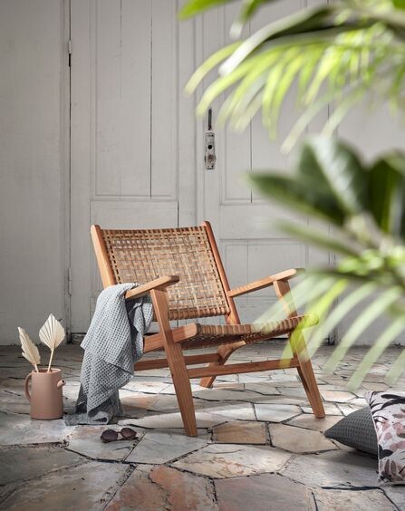 Sillón Grignoon de madera maciza de acacia y ratán sintético trenzado FSC 100%