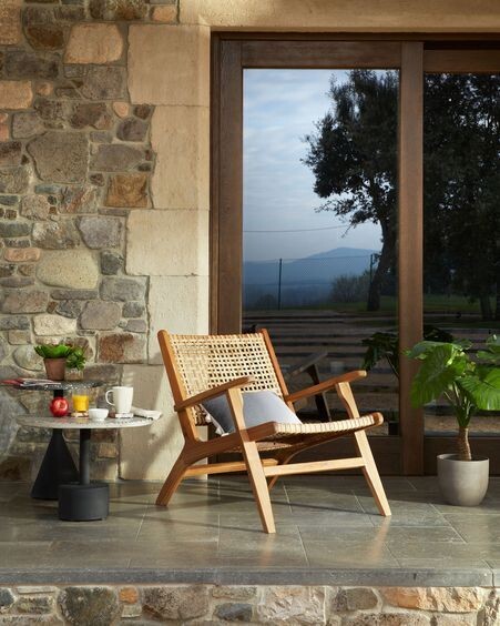 Sillón Grignoon de madera maciza de acacia y ratán sintético trenzado FSC 100%