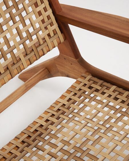 Sillón Grignoon de madera maciza de acacia y ratán sintético trenzado FSC 100%