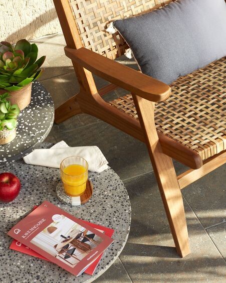 Sillón Grignoon de madera maciza de acacia y ratán sintético trenzado FSC 100%