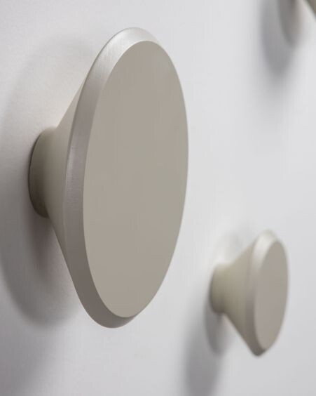 Set Nadua de 3 colgadores de madera maciza de haya con acabado beige