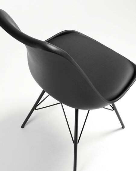 Silla Ralf negro con patas de metal