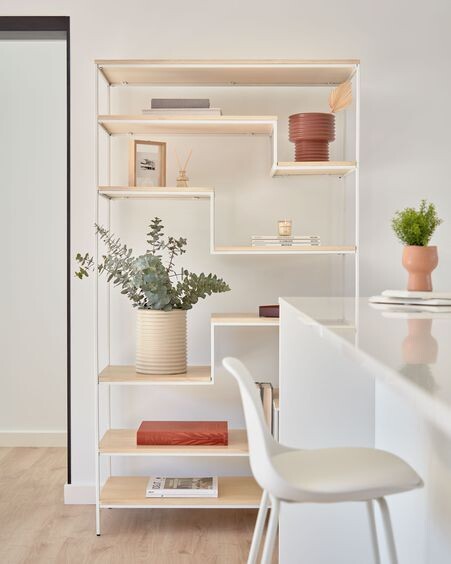 Estantería Push de madera maciza de mango y acero blanco 100 x 180 cm