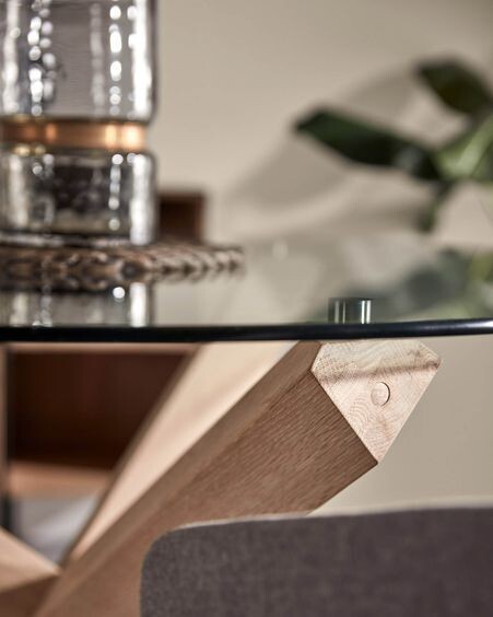 Mesa redonda Lotus de cristal y patas de madera maciza de roble Ø 120 cm