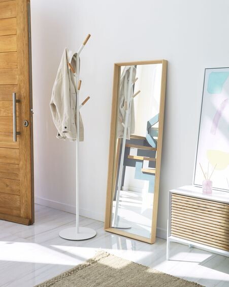Perchero Nerb acero blanco y madera de caucho natural 175 cm