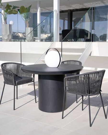 Mesa redonda de exterior Taimi de cemento con acabado negro Ø 110 cm