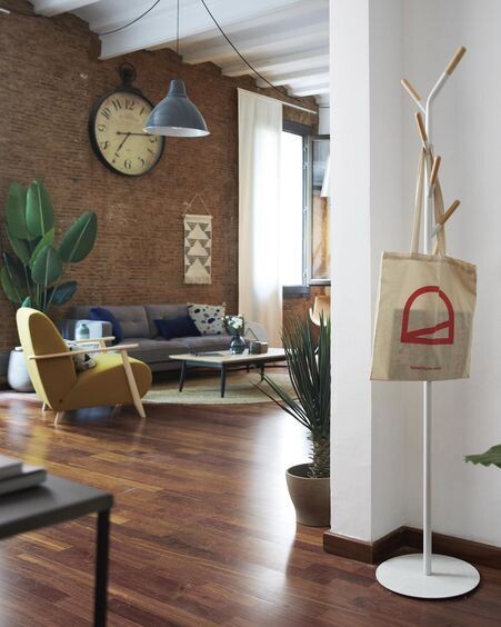 Perchero Nerb acero blanco y madera de caucho natural 175 cm
