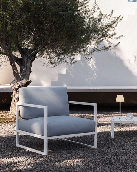 Butaca 100% exterior Comova azul y de aluminio blanco