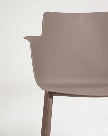 Silla con brazos Hannia marrón