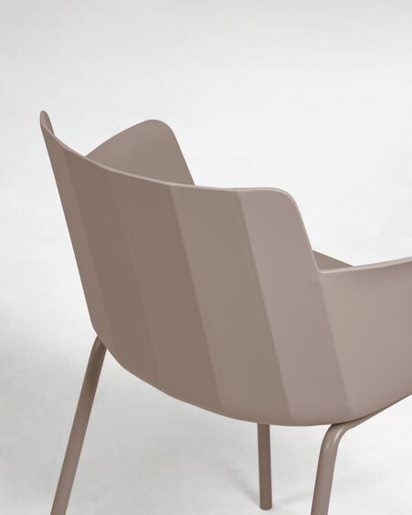 Silla con brazos Hannia marrón