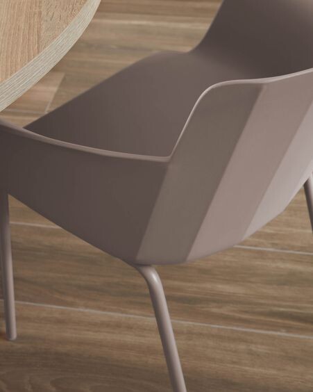 Silla con brazos Hannia marrón