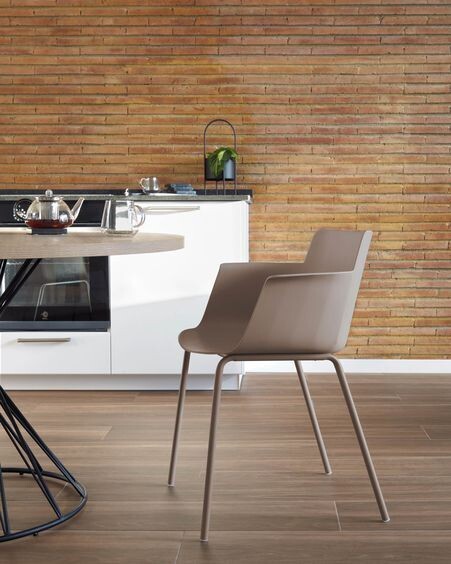 Silla con brazos Hannia marrón