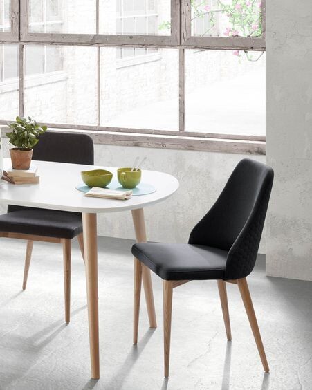 Silla Rosie gris oscuro y patas de madera maciza de fresno acabado natural