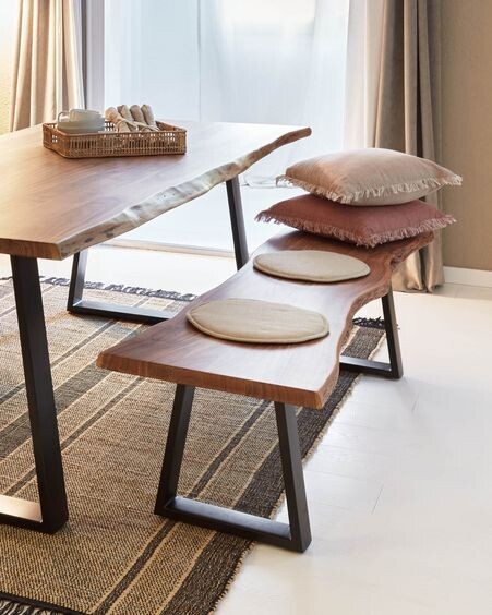 Banco Alaia de madera maciza de acacia y patas de acero acero negro 180 cm