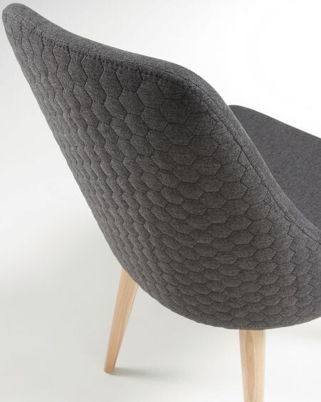 Silla Rosie gris oscuro y patas de madera maciza de fresno acabado natural