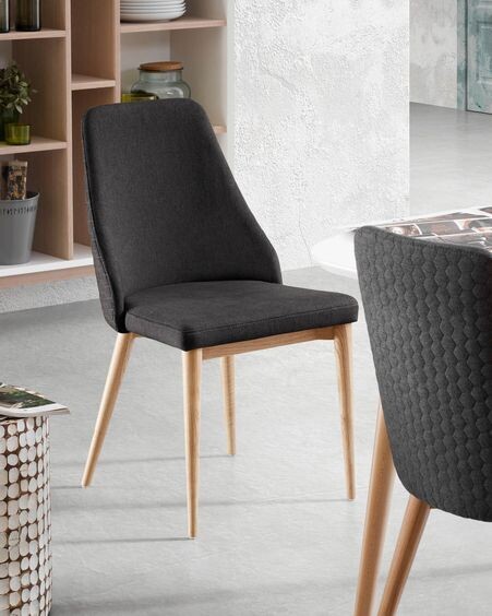 Silla Rosie gris oscuro y patas de madera maciza de fresno acabado natural