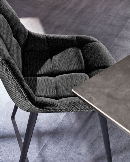 Silla Adam gris oscuro y patas de acero con acabado negro