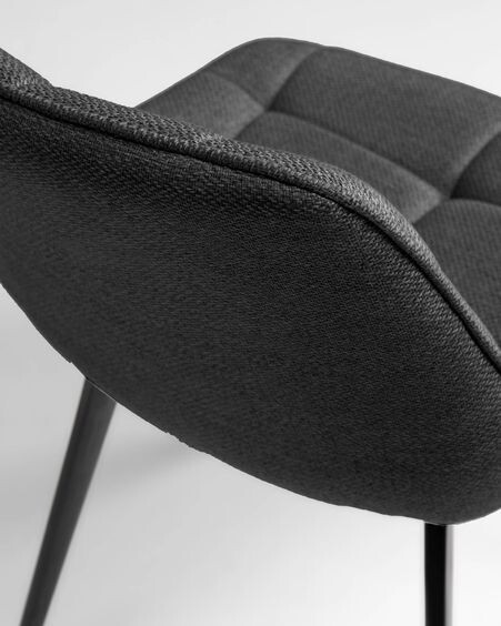 Silla Adam gris oscuro y patas de acero con acabado negro