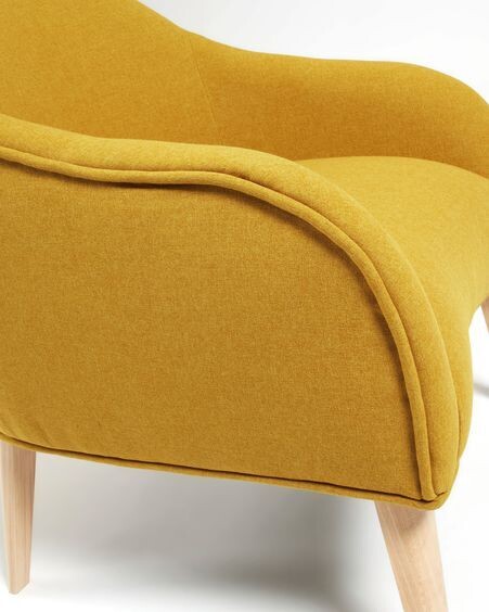 Butaca Bobly mostaza y patas de madera acabado natural