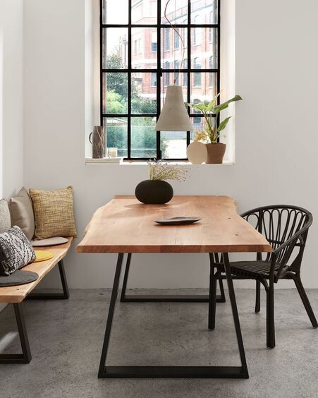 Banco Alaia de madera maciza de acacia y patas de acero acero negro 180 cm