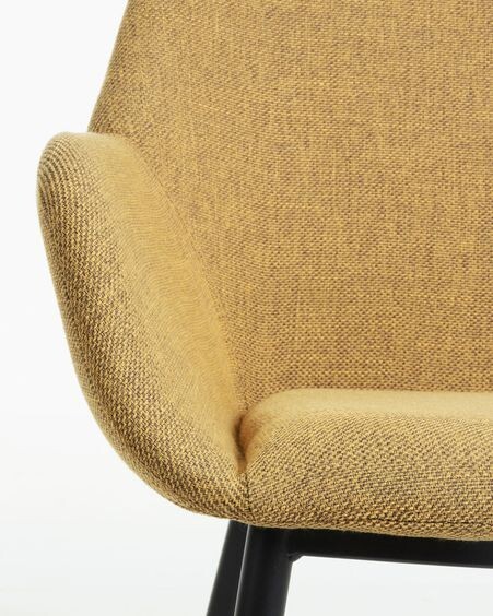 Silla Konna mostaza y patas de acero acabado pintado negro