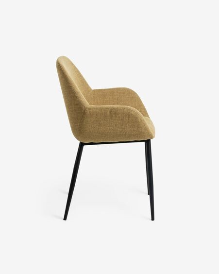Silla Konna mostaza y patas de acero acabado pintado negro