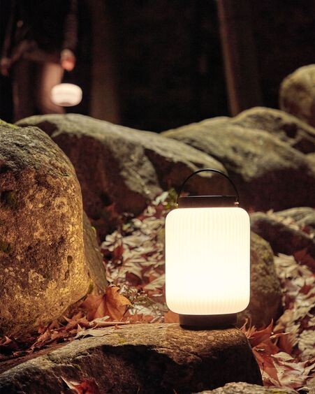 Lámpara de mesa Verona de polietileno y metal acabado negro