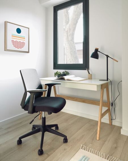 Escritorio Dyana DM lacado blanco y patas de madera maciza de roble 120 x 60 cm