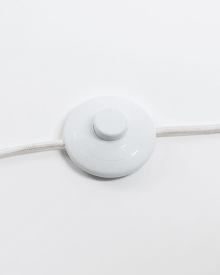 Lámpara de pie Ikia de metal con acabado blanco