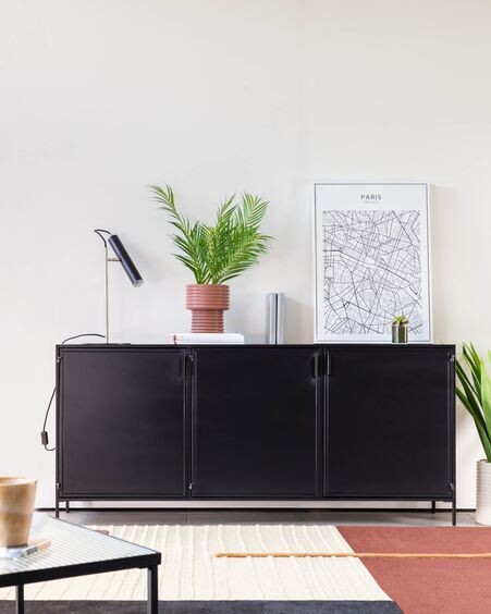 Lámpara de mesa Maude de metal con acabado negro