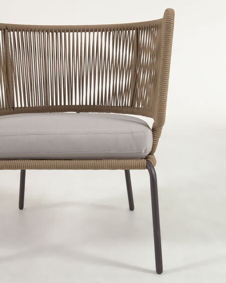 Sillón Nadin de cuerda beige y patas de acero galvanizado