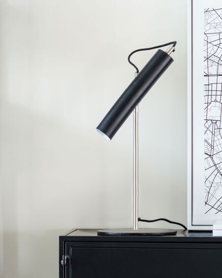Lámpara de mesa Maude de metal con acabado negro